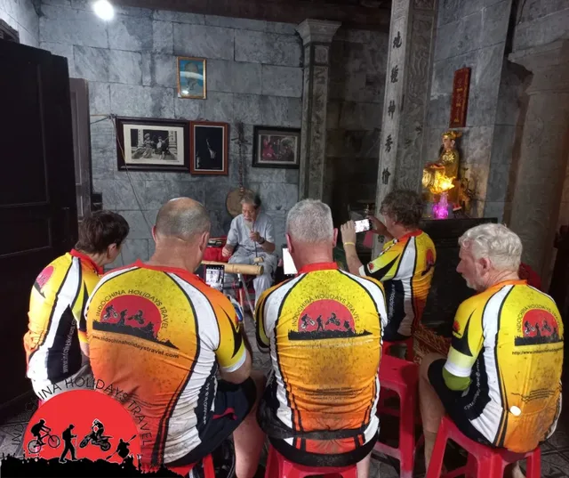 Hanoi Cycle To Perfume Pagoda and Kim Boi Hot Spring – 3 days 1