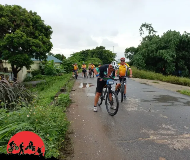 Hanoi Cycle To Perfume Pagoda and Kim Boi Hot Spring – 3 days 2