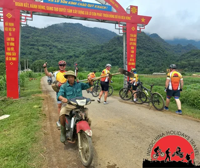Hanoi Cycling To TayPhuong Pagoda and Tan Da – 1 Day 2